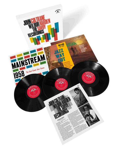 "JOHN COLTRANE, WILBUR HARDEN, THE SAVOY RECORDINGS" steht auf einer Schallplattenbox. Darunter drei Vinylplatten und mehrere Albenhüllen mit Jazz-Themen.