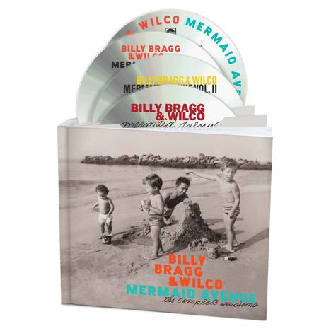 CDs mit Texten "BILLY BRAGG & WILCO MERMAID AVENUE VOL. II". Schwarz-Weiß-Foto von Kindern am Strand.