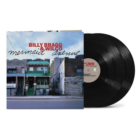 "BILLY BRAGG & WILCO" in rot, "mermaid avenue" in Schreibschrift. Plattencover zeigt eine Straße mit Gebäuden.