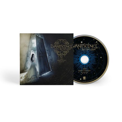 „Evanescence The Open Door 20th Anniversary“ auf CD und Hülle. Frau in einem langen Kleid vor einer geöffneten Tür.