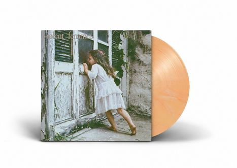 "Violent Femmes" oben links. Ein Mädchen im weißen Kleid späht durch eine alte Tür. Eine orangene Schallplatte.