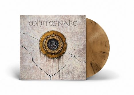 "Whitesnake" steht auf einem gemusterten Untergrund. Goldenes Emblem mit Buchstaben in der Mitte. Beige vinylartige Scheibe.