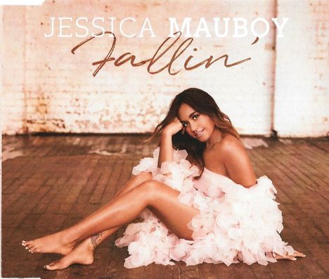 Text: "JESSICA MAUBOY Fallin'". Frau in rosa Kleid sitzt lächelnd auf Holzboden.