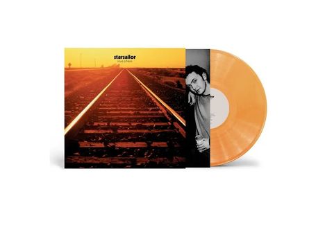 "starsailor", "love is here". Eisenbahnschienen, die in einen orangefarbenen Sonnenuntergang führen.