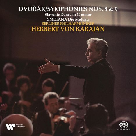 Texte: “DVORÁK/SYMPHONIES NOS. 8 & 9”, “BERLINER PHILHARMONIKER”, “HERBERT VON KARAJAN”. Ein Dirigent vor einem Orchester.