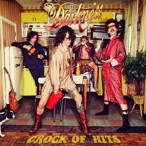 "The Darkness" oben, "Crock of Hits" unten. Vier Männer in Bademänteln in einer Vintage-Küche, einer hält ein Radio. 