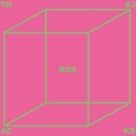 Text: "TH", "EJ", "BOX", "AC", "KS". Eine grüne Würfelillustration auf rosa Hintergrund.