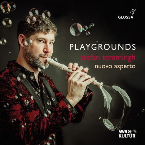 Texte: "PLAYGROUNDS", "stefan temmingh", "nuovo aspetto". Logo: "SWR Kultur". Ein Mann mit Flöte, Seifenblasen schweben.