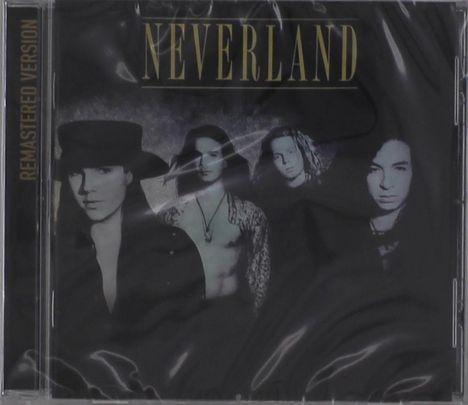 Text: "NEVERLAND" oben, "REMASTERED VERSION" an der Seite. Schwarz-weißes Foto von vier Personen mit ernstem Ausdruck.
