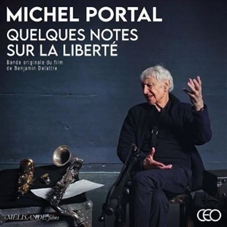 Texte: Michel Portal, Quelques Notes sur la Liberté. Ein älterer Mann sitzt mit Musikinstrumenten und spricht.