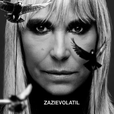 Text: "ZAZIEVOLATIL". Nahaufnahme eines Gesichts mit langen Haaren, umgeben von fliegenden Vögeln in Schwarz-Weiß.