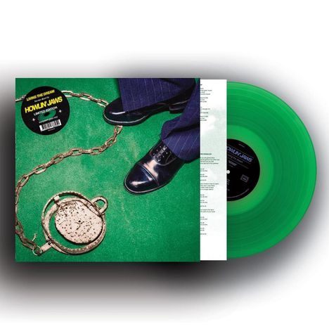 „Living the Dream“, „Howlin' Jaws“, „Limited Edition“. Grünes Vinyl, schwarze Schuhe, Kette auf grünem Hintergrund.