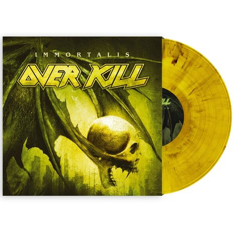 „IMMORTALIS OVER KILL“ in gelber Schrift auf grünem Hintergrund. Ein Totenschädel mit Flügeln. Gelbe Schallplatte.