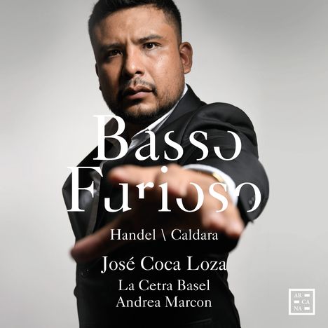Texte: "Basso Furioso, Handel \ Caldara, José Coca Loza, La Cetra Basel, Andrea Marcon." Ein Mann in einem Anzug zeigt nach vorne.