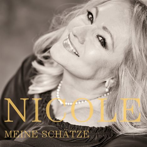 Text: "NICOLE MEINE SCHÄTZE". Eine blonde Frau lächelt und blickt zur Seite.