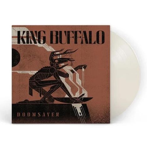 "King Buffalo" und "Doomsayer". Eine abstrakte, mechanische Kreatur mit Hörnern in Erdtönen dargestellt.