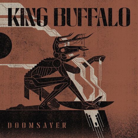 Texte: "KING BUFFALO", "DOOMSAYER". Illustration eines mechanischen Wesens auf braunem Hintergrund mit geometrischen Linien.