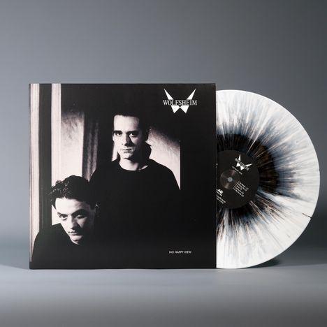 WOLFSHEIM Logo, „NO HAPPY VIEW“ Text. Schwarz-weißes Albumcover mit zwei Männern. Vinyl in Marmoroptik.