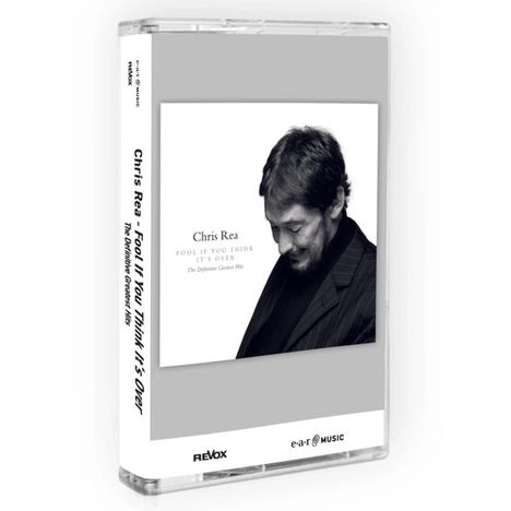 Text: "Chris Rea, Fool If You Think It's Over, The Definitive Greatest Hits." Schwarz-weißes Porträt eines Mannes im Anzug.