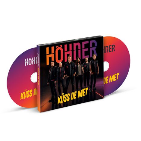 CD-Cover "HÖHNER Küss de Met". Bandmitglieder in Schwarz-Rot, zwei CDs daneben.