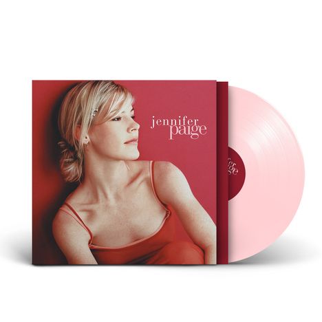 Text "jennifer paige" in Weiß auf rotem Hintergrund. Frau im roten Kleid schaut nach links. Pinke Vinylplatte sichtbar.