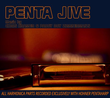 "PENTA JIVE" mit Musik von Chris Kramer und Paddy Boy Zimmermann. Eine Mundharmonika ist im Vordergrund zu sehen.