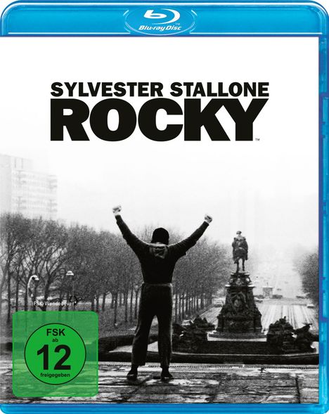"Sylvester Stallone Rocky" in großen Buchstaben. Darunter eine Figur mit erhobenen Armen auf Treppen; FSK 12 Logo.