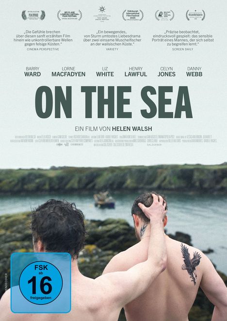 „ON THE SEA“, ein Film von Helen Walsh. Zwei Männer am Wasser, einer mit Adler-Tattoo. FSK 16 Zeichen unten links.