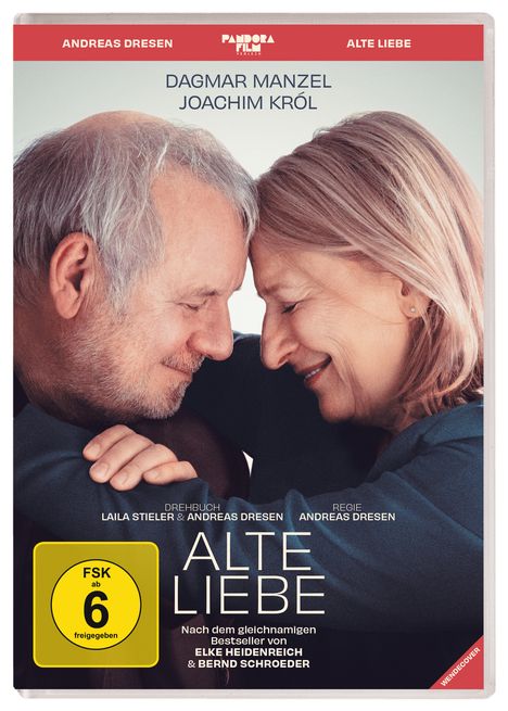 Titel "ALTE LIEBE", Schauspieler Dagmar Manzel, Joachim Król. Lächelndes Paar, sanfte Umarmung, Nahaufnahme.