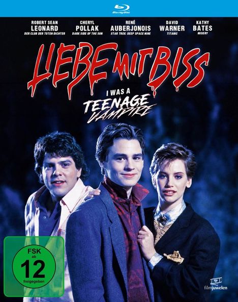 "Liebe mit Biss, I Was a Teenage Vampire, FSK ab 12." Drei Menschen in eleganter Kleidung stehen eng nebeneinander.