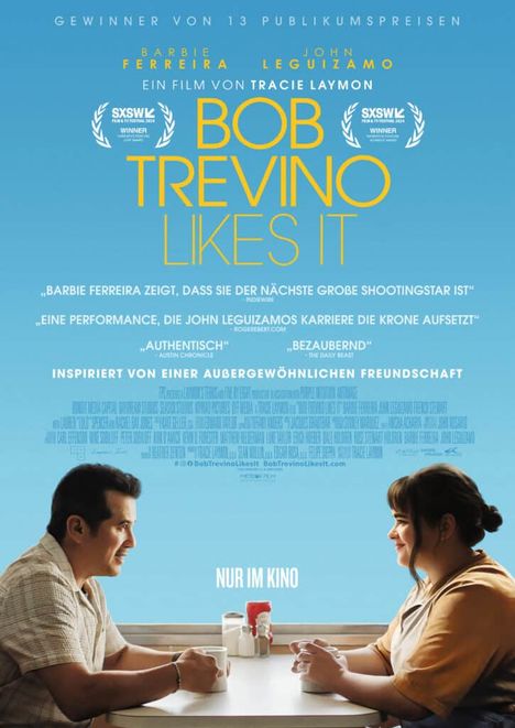 „Bob Trevino Likes It“ in großen Buchstaben. Zwei Personen lächeln sich an, sitzen an einem Tisch mit Tassen.