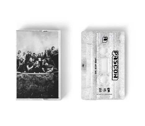 Text: "PRSCDM", "UND WIR S0". Links: Gruppe von Menschen auf einem Schwarzweißfoto. Rechts: Transparente Kassette mit Text.