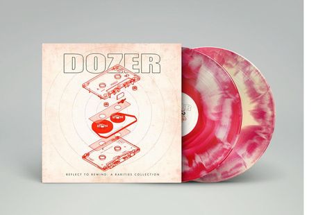 Text: „DOZER: REFLECT TO REWIND: A RARITIES COLLECTION“. Zwei Schallplatten in rot-weißem Marmor-Muster. Cover zeigt zerlegte Kassette.