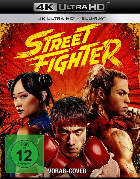 „4K Ultra HD“, „Street Fighter“, „FSK ab 12“, „VORAB-COVER“. Illustration mit drei kämpferischen Personen vor rotem Hintergrund.