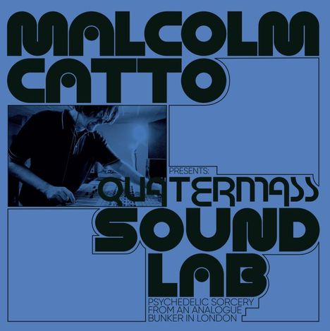 Text: "Malcolm Catto Presents: Quatermass Sound Lab. Psychedelic Sorcery from an Analogue Bunker in London."  
Ein Musiker im Studio.