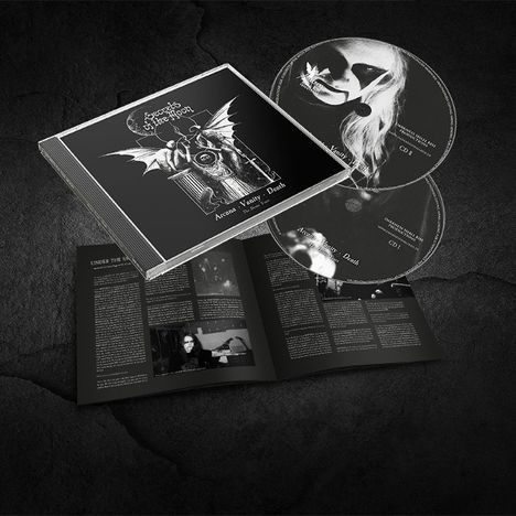 CD-Cover mit Fledermaus und Schriftzug „Arcana - Verity - Death“. Zwei CDs und ein geöffnetes Booklet enthalten Texte und Bilder.