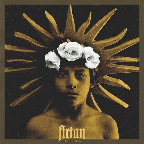 Text: "Firtan Helios". Brustbild eines Jungen mit weißem Blumenkranz und sonnenartiger, goldener Strahlenkrone im Hintergrund.