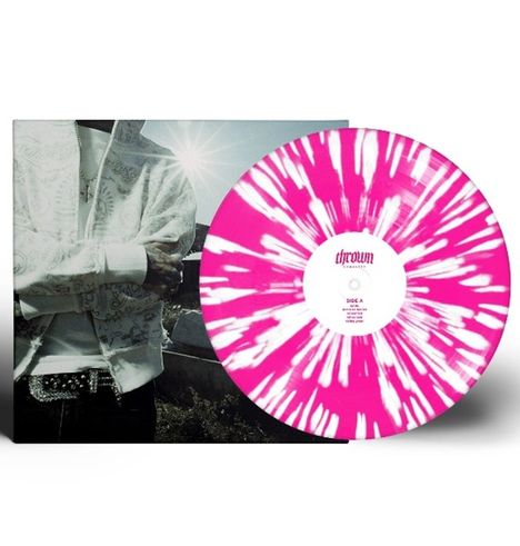 Text: "thrown", "SIDE A". Eine Vinylplatte mit pink-weißem Muster liegt vor einem Albumcover mit einer Person im Hintergrund.