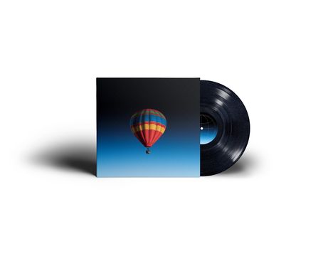 Es steht kein Text im Bild. Ein schwarzes Albumcover mit einem bunten Heißluftballon auf blauem Hintergrund, daneben eine Schallplatte.