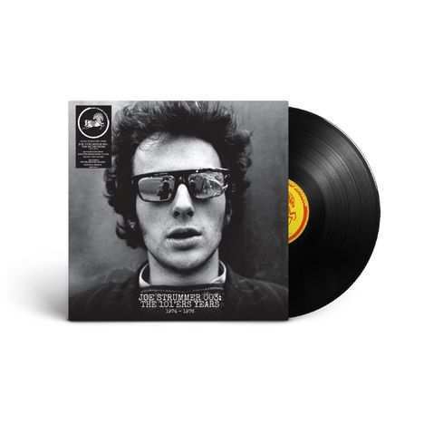 Text: "Joe Strummer 003: The 101'ers Years 1974-1976". 
Ein Schwarz-Weiß-Foto eines Mannes mit Sonnenbrille. Vinyl daneben.