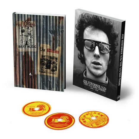Links ein Buch mit "The 101'ers Beat Music" und "Music Dynamite". Rechts ein Buch "Joe Strummer 003: The 101er's Years". Darunter drei CDs.