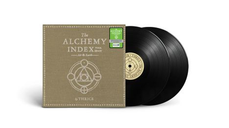 Schrift: "The Alchemy Index Vols. III & IV - Air & Earth" von Thrice. Zwei schwarze Schallplatten, schlichtes Cover.