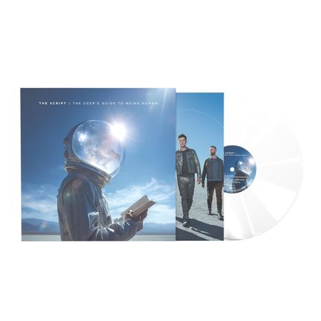 "The Script / The User's Guide to Being Human." Ein Astronaut liest ein Buch, daneben zwei Männer auf einem weißen Vinyl.