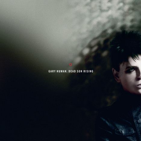 Text: "Gary Numan. Dead Son Rising."  
Rechts sieht man das Gesicht eines Mannes mit dunklen Haaren in einem düsteren Umfeld.