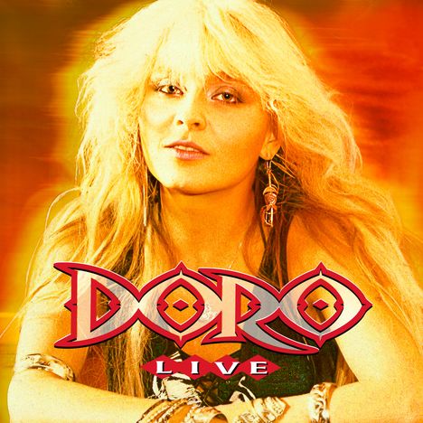 Text "DORO LIVE" vor einem Hintergrund in warmen Gelbtönen, zeigt eine Person mit langem, blonden Haar und Schmuck.