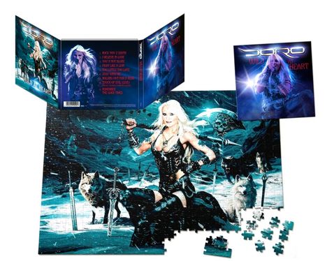 "ROCK YOU 2 DEATH", "WILD AT HEART". Eine blonde Frau in Leder, umgeben von Wölfen vor eisiger Landschaft.