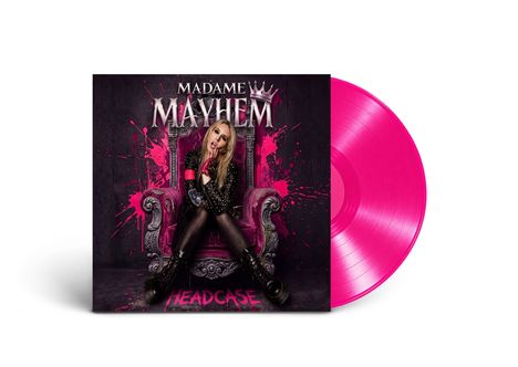 „MADAME MAYHEM“, „HEADCASE“. Eine Frau auf einem verzierten Thron vor pinken Farbflecken, pinke Vinyl-Schallplatte.