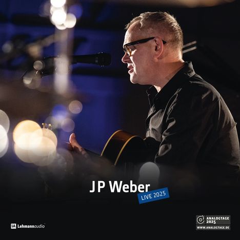 "JP Weber LIVE 2025" steht im Vordergrund, daneben Logos. Ein Mann spielt Gitarre und singt in ein Mikrofon.