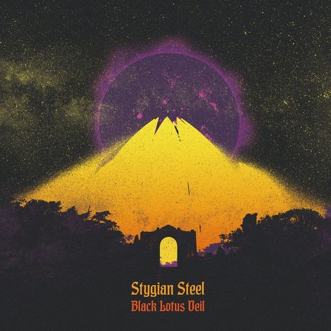 „Stygian Steel, Black Lotus Veil“ in gelber und roter Schrift. Eine surrealistische Illustration: Silhouette, Mond, Berge.