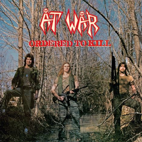 "At War", "Ordered to Kill" in roter Schrift. Drei Männer in Tarnkleidung im Wald mit Waffen, vor einem Bach stehend.